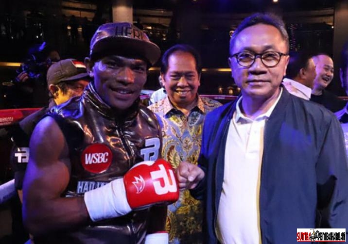 Petinju Asal Sumba Timur Rebut Gelar Juara Mahkota Boxing Super Series setelah Pukul TKO Petinju Tha