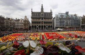 <p>Belgia sedang memperingati peristiwa tahunan "La Fete De La Fleur" atau pesta bunga di bulan Agustus. Ahli bunga merancang karpet raksasa dari bunga di depan Grand Place di Brussel. Karpet ini dibuat menggunakan 700 ribu bunga.</p>