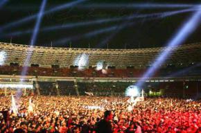 <p>Para macan tua yang digawangi Iwan Fals, Setiawan Djody dan Sawung Jabo di Stadion Gelora Bung Karno, Jakarta, Jumat (30/12) malam. Kantata kembali membawakan lagu-lagu legendarisnya setelah 21 tahun vakum dari dunia musik.</p>