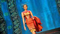 Model mengenakan busana koleksi Didi Budiardjo saat Fashion festival  di
Hotel Harris, Kelapa Gading, Jakarta Utara, Selasa (22/5). TEMPO/Dasril
Roszandi
