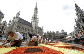 <p>Belgia sedang memperingati peristiwa tahunan "La Fete De La Fleur" atau pesta bunga di bulan Agustus. Ahli bunga merancang karpet raksasa dari bunga di depan Grand Place di Brussel. Karpet ini dibuat menggunakan 700 ribu bunga.</p>