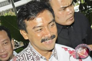 Andi Mallarangeng keluar Gedung KPK pukul 19.00