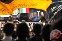 <span>Pesepakbola Klub Internazionale Milan, Esteban Cambiasso, menyapa 
penggemar saat tiba di Bandara Soekarno Hatta, Tangerang, Banten, Rabu 
(23/5). Sejumlah kegiatan akan digelar klub sepak bola Italia, Inter 
Milan, selama tournya di Indonesia pada 23 - 27 Mei. (FOTO ANTARA/Ismar 
Patrizki)</span>
