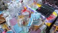Aneka Souvenir Pernikahan yang dijual di Pasar Asemka, Jakarta, (29/05).
Pasar Asemka merupakan pasar grosir yang banyak menyediakan berbagai 
aksesoris seperti kalung, cincin, Souvenir pernakahan,dll. Tempo/Dhemas 
Reviyanto
