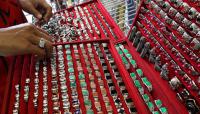 Seorang pedagang cincin aksesoris sedang merapihkan letak cincin agar 
lebih menarik di Pasar Asemka, Jakarta, (29/05). Pasar Asemka merupakan 
pasar grosir yang banyak menyediakan berbagai aksesoris seperti kalung, 
cincin, Souvenir pernakahan,dll. Tempo/Dhemas Reviyanto
