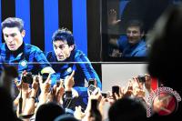 <span>Kapten Klub Sepak Bola Internazionale Milan, Javier Zanetti, 
melambaikan tangan ke arah penggemar saat tiba di Bandara Soekarno 
Hatta, Tangerang, Banten, Rabu (23/5). Sejumlah kegiatan akan digelar 
klub sepak bola Italia, Inter Milan, selama tournya di Indonesia pada 23
- 27 Mei. (FOTO ANTARA/Ismar Patrizki)</span>
