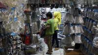 Seorang pengunjung sedang melihat aneka aksesoris wanita di Pasar 
Asemka, Jakarta, (29/05). Pasar Asemka merupakan pasar grosir yang 
banyak menyediakan berbagai aksesoris seperti kalung, cincin, Souvenir 
pernakahan,dll. Tempo/Dhemas Reviyanto
