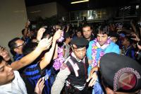 <span>Striker Klub Sepak Bola Internazionale Milan, Diego Milito, 
dikerumuni penggemar saat tiba di Bandara Soekarno Hatta, Tangerang, 
Banten, Rabu (23/5). Sejumlah kegiatan akan digelar klub sepak bola 
Italia, Inter Milan, selama tournya di Indonesia pada 23 - 27 Mei. (FOTO
ANTARA/Ismar Patrizki)</span>
