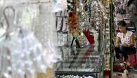 Seorang pedagang sedang membungkus ulang aksesoris wanita di Pasar 
Asemka, Jakarta, (29/05). Pasar Asemka merupakan pasar grosir yang 
banyak menyediakan berbagai aksesoris seperti kalung, cincin, Souvenir 
pernakahan,dll. Tempo/Dhemas Reviyanto
