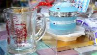 Aneka Souvenir Pernikahan yang dijual di Pasar Asemka, Jakarta, (29/05).
Pasar Asemka merupakan pasar grosir yang banyak menyediakan berbagai 
aksesoris seperti kalung, cincin, Souvenir pernakahan,dll. Tempo/Dhemas 
Reviyanto
